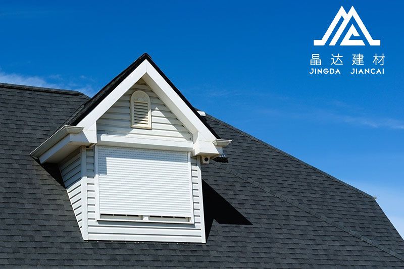 【彩色油氈瓦】挑選晶達(dá)裝飾建材優(yōu)點(diǎn)在哪兒？【彩色油氈瓦平屋面】的優(yōu)勢反映在哪一方面？